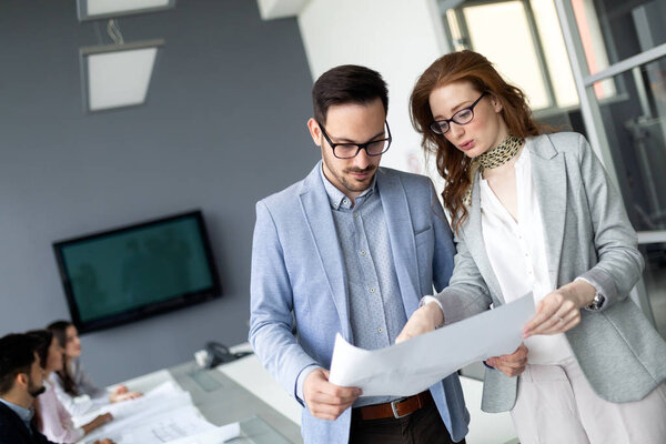 Корпоративная команда и менеджер в современном конференц-зале
