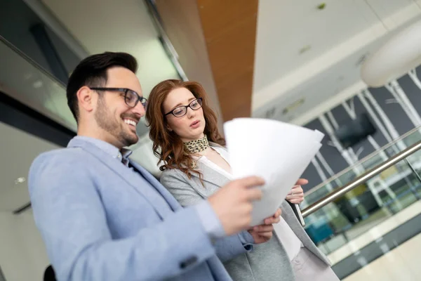 Zelfverzekerde Jongeren Uit Het Bedrijfsleven Die Het Lopende Project Evalueren — Stockfoto