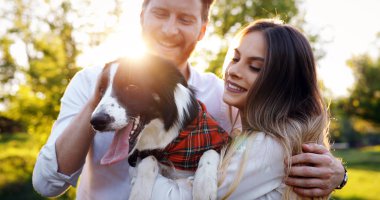 Romantik Çift yürüyen köpek