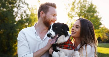 Romantik Çift yürüyen köpek