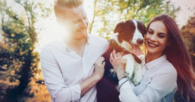 Romantik Çift yürüyen köpek