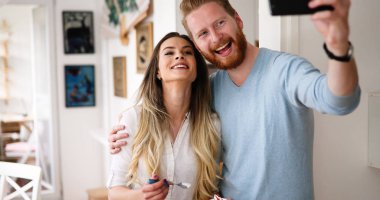 Çok seven çift evde selfie yapıyor