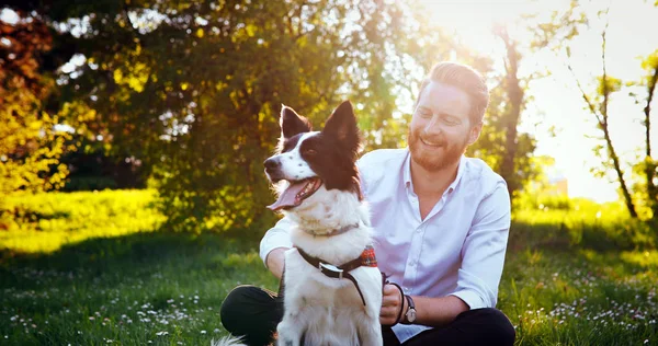 Man Omfamnar Sin Hund Parken — Stockfoto