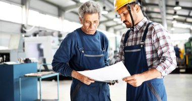 Öğretim bilgisayarlı Çıraklar için kullanım cnc metal işleme makineleri fabrikasında mühendis