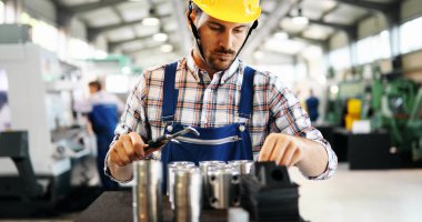 Demir çelik metal Sanayi Fabrikası erkek işçi ve kalite kontrol muayene