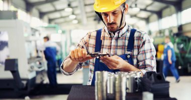 Demir çelik metal sanayi fabrikasında çalışan bir yakışıklı mühendisi portresi