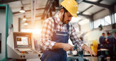 Demir çelik metal sanayi fabrikasında çalışan bir yakışıklı mühendisi portresi