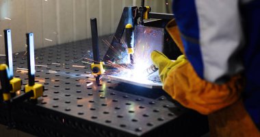 Metal sektöründe çalışan Fabrikası'nda çalışan kaynaklar