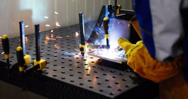 Metal sektöründe çalışan Fabrikası'nda çalışan kaynaklar
