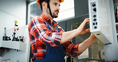 metal İmalat sektöründe endüstriyel fabrika işçisi