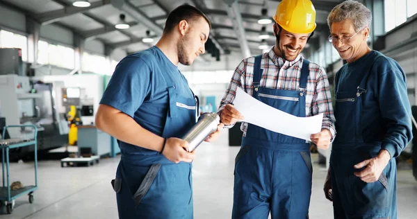 Engenheiro Aprendizes Ensino Para Usar Máquinas Processamento Metal Cnc Computadorizados — Fotografia de Stock