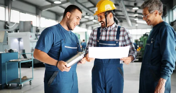 Engineer Teaching Apprentices Use Computerized Cnc Metal Processing Machines Factory — Stock Photo, Image