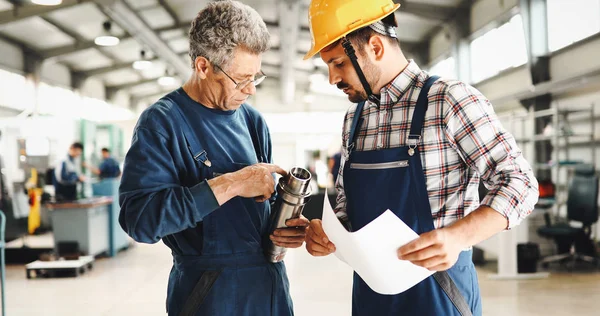 Engineer Teaching Apprentices Use Computerized Cnc Metal Processing Machines Factory — Stock Photo, Image