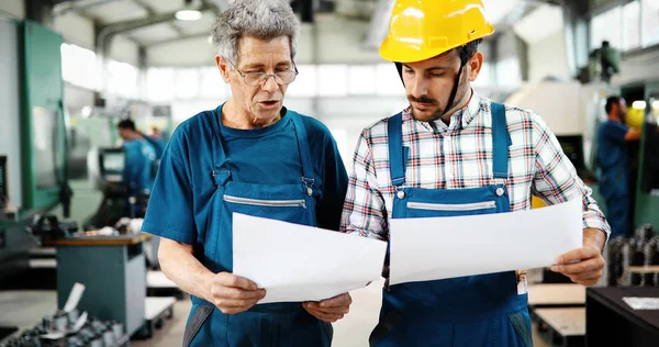 Engineer Teaching Apprentices Use Computerized Cnc Metal Processing Machines Factory — Stock Photo, Image