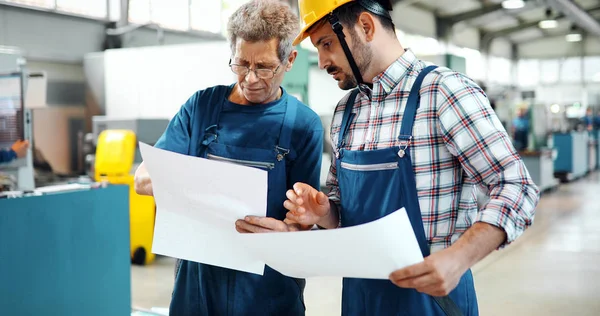 Ingegnere Che Insegna Agli Apprendisti Utilizzare Macchine Computerizzate Lavorazione Dei — Foto Stock