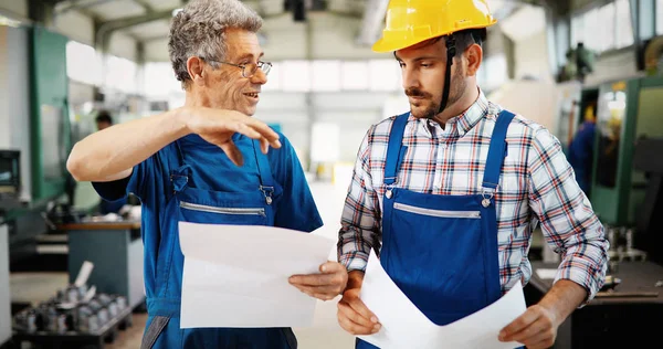 Engenheiro Aprendizes Ensino Para Usar Máquinas Processamento Metal Cnc Computadorizados — Fotografia de Stock