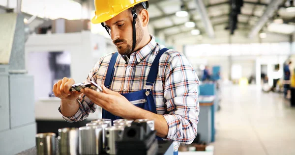 Retrato Engenheiro Bonito Que Trabalha Fábrica Indústria Metalúrgica — Fotografia de Stock