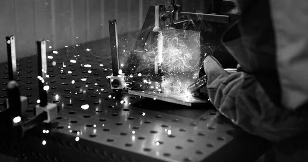 Worker Cutting Metalsheet Torch Bright Sparks Fabication Factory — Stock Photo, Image