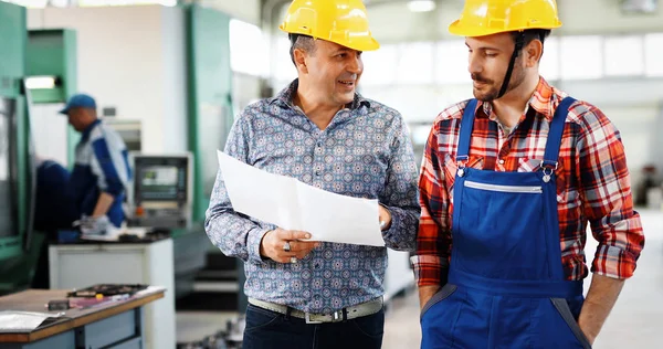 Retrato Ingeniero Guapo Que Trabaja Fábrica Industria Del Metal — Foto de Stock