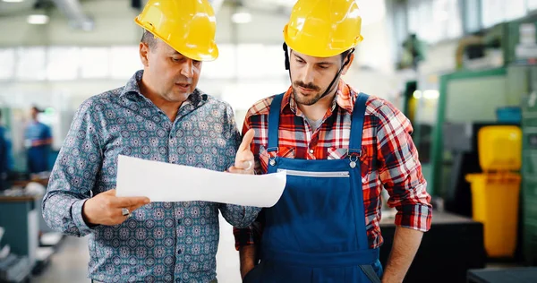 Retrato Ingeniero Guapo Que Trabaja Fábrica Industria Del Metal — Foto de Stock