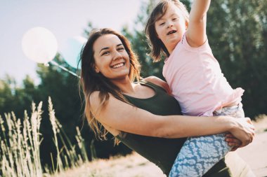 Özel küçük kız anne doğa ile zaman geçirmekten keyif