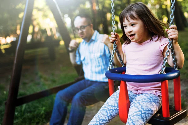 Retrato Del Hombre Niña Con Síndrome Balanceándose Parque — Foto de Stock