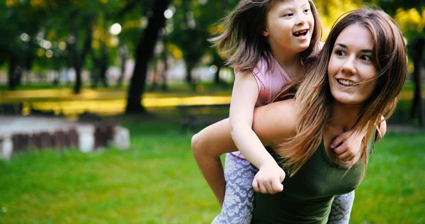 Petite Fille Avec Des Besoins Spéciaux Profiter Passer Temps Avec — Photo