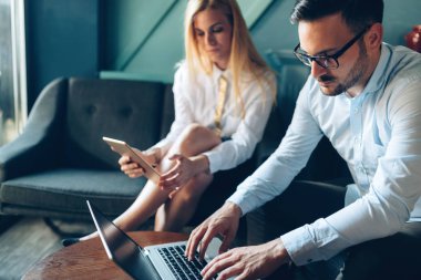 Birlikte modern ofiste çalışan iş muhasebeciler