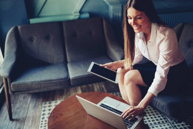 Genç güzel çalışan bilgisayarda çalışma gün boyunca ofiste çalışıyor.