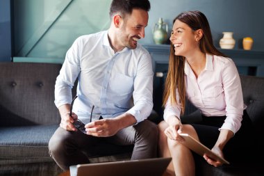 Birlikte modern ofiste çalışan iş muhasebeciler