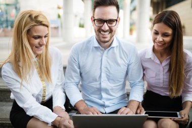 Birlikte laptop çalışma ofisinde neşeli şirket