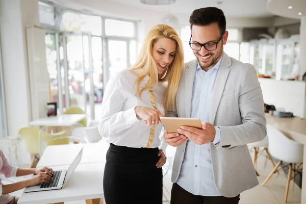 Bilden Två Unga Framgångsrika Affärspartner Arbetar Vid Möte — Stockfoto