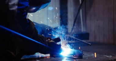 Düşük ligth asetilen meşale yakın çekim ile metal kesme