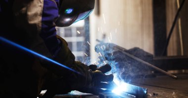 Fabication fabrikada çalışan kesim metalsheet meşale ile parlak tarafından kıvılcım