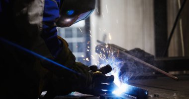 Düşük ligth asetilen meşale yakın çekim ile metal kesme