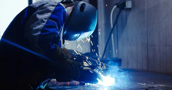 Lavoratore Industriale Fabbrica Metallo Saldatura Primo Piano — Foto Stock