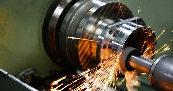 Metallbearbeitung Auf Präzisionsschleifmaschine Der Fabrik — Stockfoto