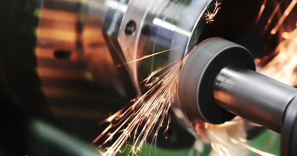 Metallbearbeitung Auf Präzisionsschleifmaschine Der Fabrik — Stockfoto