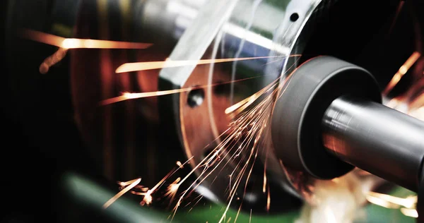 Faíscas Voando Enquanto Máquina Grade Acabamento Metal Fábrica — Fotografia de Stock