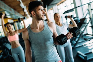 Bir grup insan spor salonunda birlikte eğitim