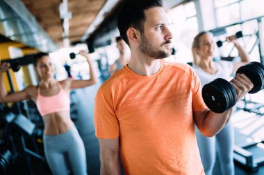 Fitness, spor, egzersiz ve sağlıklı bir yaşam tarzı kavram - mutlu insanların spor salonunda grup