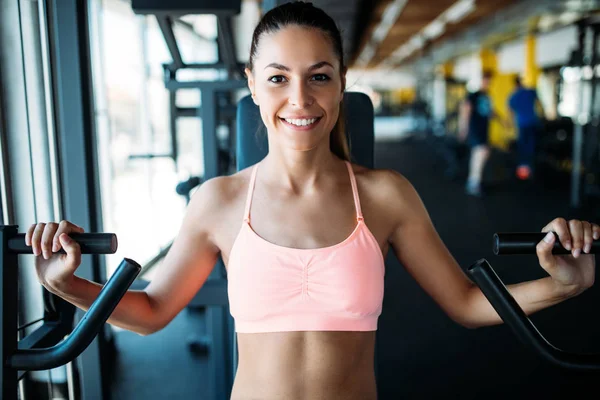Vrouw Trainen Sportschool Fitnesstoestel — Stockfoto