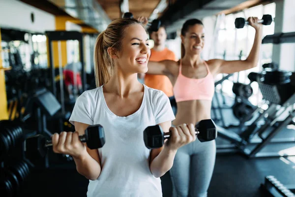 Frauen Die Fitnessstudio Trainieren Stärken Ihren Körper — Stockfoto