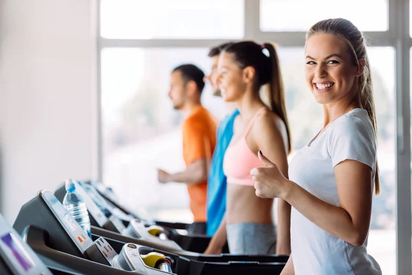 Groupe Amis Faisant Exercice Sur Tapis Roulant Salle Gym — Photo