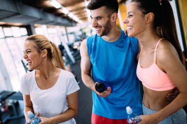 Fitness, spor, egzersiz ve sağlıklı bir yaşam tarzı kavram - mutlu insanların spor salonunda grup