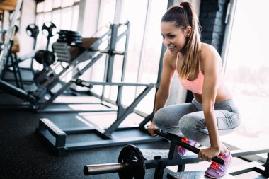 Makine içinde jimnastik salonu ile egzersiz genç güzel kadın