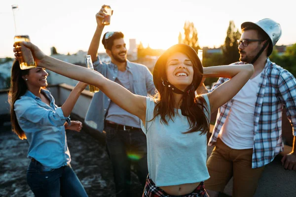 Grupo Jóvenes Amigos Felices Teniendo Fiesta Azotea — Foto de Stock