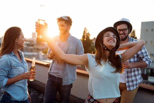 Bir Grup Mutlu Genç Arkadaş Çatıda Parti Veriyor — Stok fotoğraf