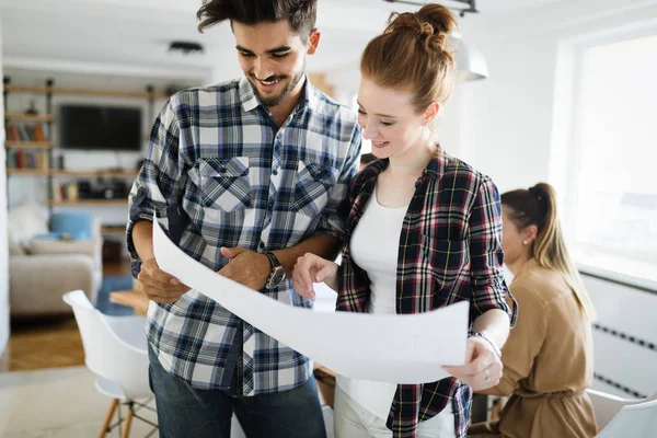 Immagine Partner Commerciali Che Discutono Documenti Idee All Incontro — Foto Stock