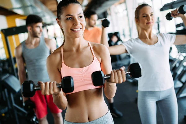 Mujeres Jóvenes Felices Haciendo Ejercicios Gimnasio Juntos —  Fotos de Stock